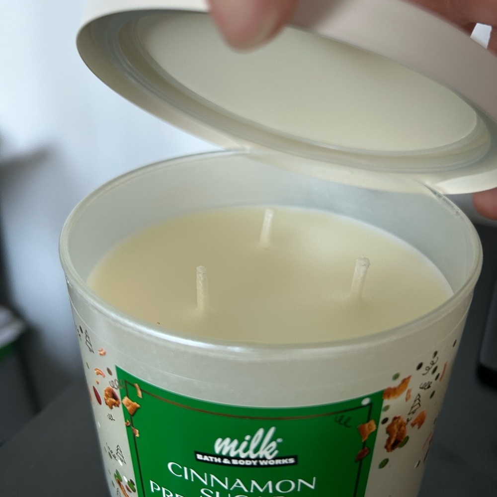 Milk Bar Cinnamon Sugar Pretzel Cookie 3 Wick candle- Bath & Body Works - Picture 2 of 3